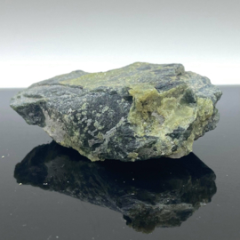 Andradiet, var. Demantoiet, groene Granaat op matrix, 55 gram