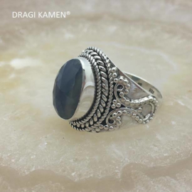 925/000 zilveren ring met facet geslepen blauwe saffier. Ringmaat: 18