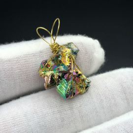 Prachtige Bismuth hanger, Wire Wrapped in 14kt Gold Filled wire