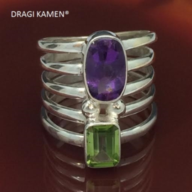 Zilveren ring met facet geslepen peridoot en amethyst, 17 mm / 53