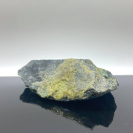 Andradiet, var. Demantoiet, groene Granaat op matrix, 177 gram