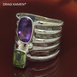 Zilveren ring met facet geslepen peridoot en amethyst, 17 mm / 53