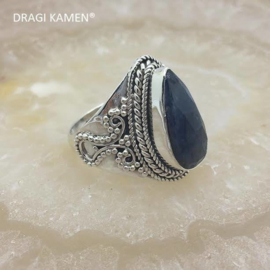 925/000 zilveren ring met facet geslepen blauwe saffier.  Ringmaat 18,5