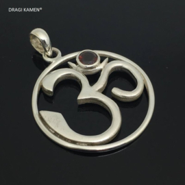 Ohm hanger 925 zilver met facet geslepen Granaat