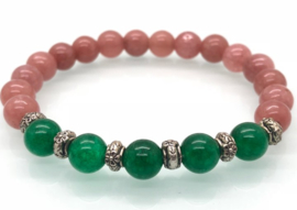 Handgemaakte armband met 8 mm aarbeikwarts en groene jade kralen.