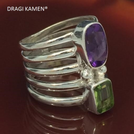 Zilveren ring met facet geslepen peridoot en amethyst, 17 mm / 53