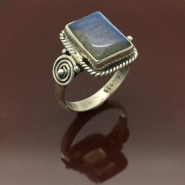 925/000 zilveren ring met geslepen labradoriet uit Madagaskar.  Ringmaat 16,5.