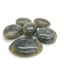 Zwarte / Grijze Maansteen handsteen 70-100 gram