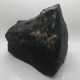 Zwarte Azeztuliet ruw kristal van ruim 5,6 kilo.