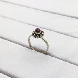 925/000 zilveren pink ring met geslepen robijn.  Ringmaat verstelbaar