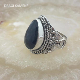 925/000 zilveren ring met facet geslepen blauwe saffier. Ringmaat: 18