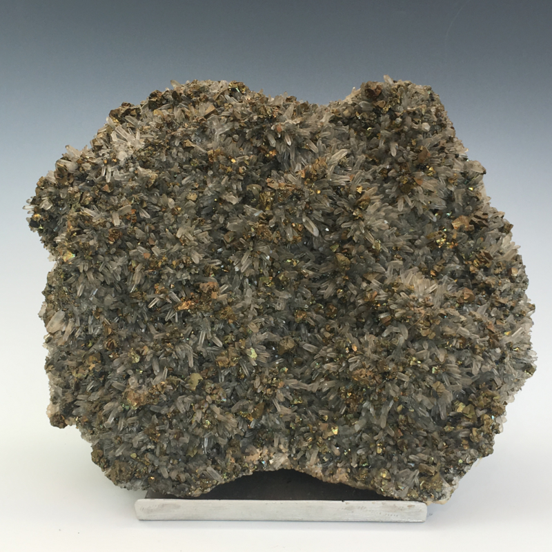 Bergkristal (fijne kristallen) cluster met pyriet kristallen