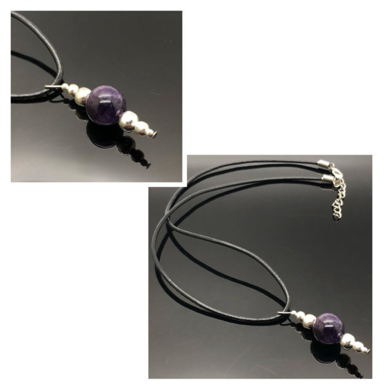 ''Spiritual control'' Amethyst hanger met leren ketting.