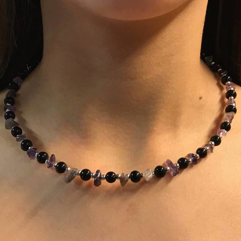 Collier/choker van Amethyst met onyx.