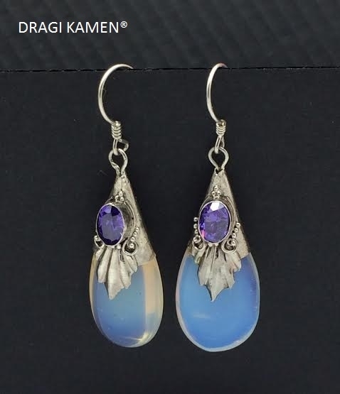 Opaline oorbellen in zilveren zetting met facet geslepen Amethyst edelsteen.