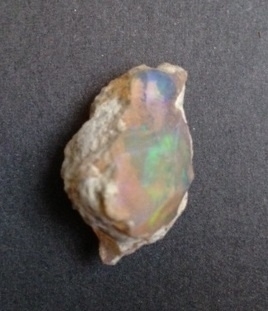 Opaal, kristallen, fossielen, sieraden, ruwe stenen