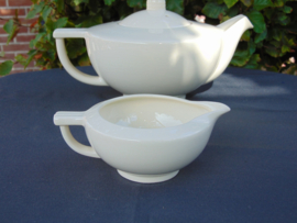 Petrus Regout  "Tilly" theepot en melkkan.