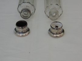 Kristallduftflaschen mit versilberten Kappen
