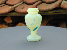 Beschilderd opaline vaasje