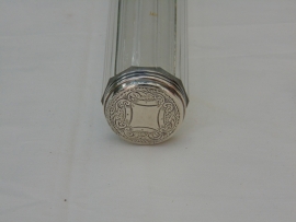 Antike Kristall-Parfümflasche mit Silberkappe