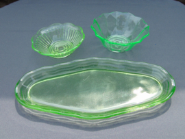 Uranium glazen presenteer schaaltjes op onderschaal.