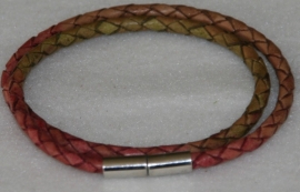 Wikkelarmband  van rondgevlochten leder in de kleuren roze-groen-bruin