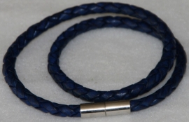 Wikkelarmband van rondgevlochten leder in de kleur blauw