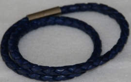 Wikkelarmband van rondgevlochten leder in de kleur blauw