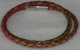 Wikkelarmband  van rondgevlochten leder in de kleuren roze-groen-bruin