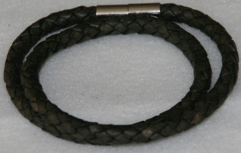 Wikkelarmband  van rondgevlochten leder in de kleur donkergrijs-zwart