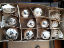 Doosje oude kerstballen zilverkleur