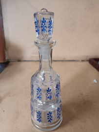 Antiek karafje met blauwe motiefjes