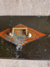 Oude doorleefde geldkist