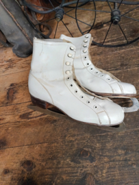 Witte hoge schaatsen