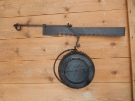 Antieke haardhang en kookpot