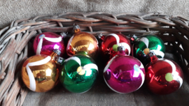 8 gekleurde oude kerstballen