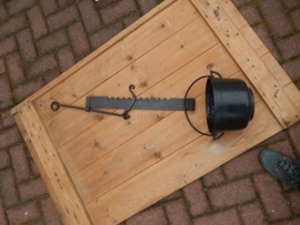 Antieke haardhang en kookpot