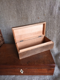 Gebloemd langwerpig houten doosje