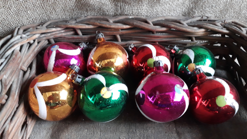 8 gekleurde oude kerstballen
