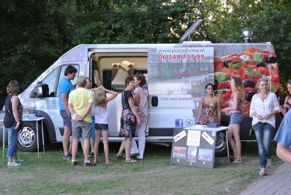 Pizza Divino op een buurtfeest in Oud-Beijerland