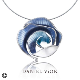 DANiEL ViOR Rosa Voluta collier
