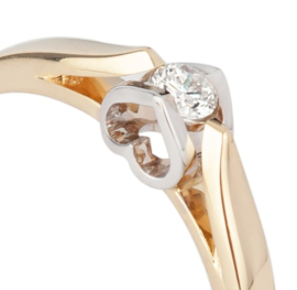 Gouden damesring met 0.10crt diamant en een uitgewerkte hartvorm in de zetting aan de zijkant