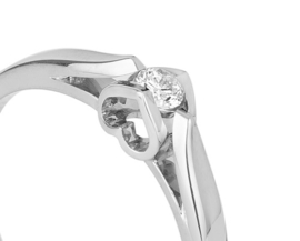 Witgouden damesring met 0.10crt diamant en een uitgewerkte hartvorm in de zetting aan de zijkant