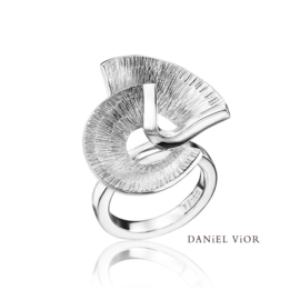 DANiEL ViOR Apoaxis collier