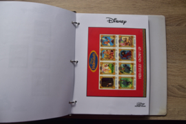 ALBUM MET VERSCHILLENDE DISNEY ZEGELS EN BLOKKEN