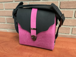 Pink/black schoudertas 100%  leer