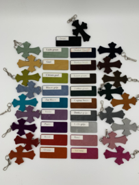 Kruis sleutelhanger in 19 verschillende kleuren
