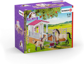 Paardenbox  Arabische Paarden en verzorgster