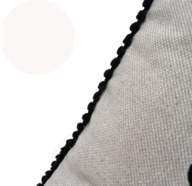 Jip de Teckel kussen, beige sierkussen met pompons