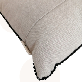 Teckel kussen Sunny – Beige sierkussen met pompons - 30 x 40 cm